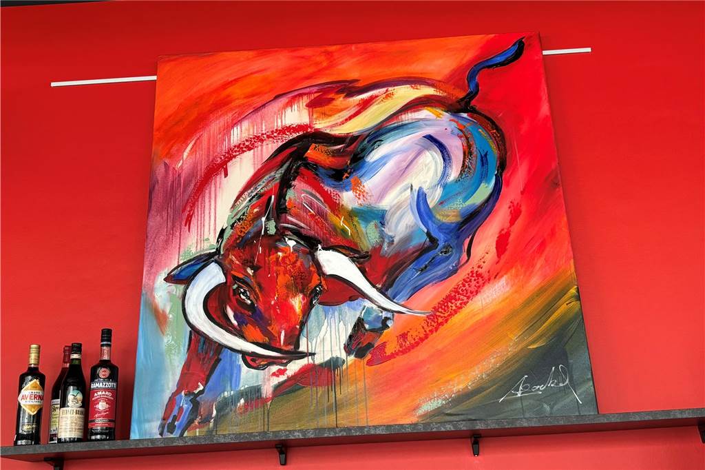 Eröffnung des Burgerladens „Kunstwerk“: Auch Name der Dreifachturnhalle steht Ein Kunstwerk, auf dem man einen blau-roten Stier sieht.