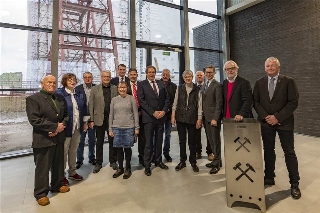 Auf dem Zechengelände in Dorsten ist ein Haus für Tisa entstanden Das Kuratorium der Tisa von der Schulenburg-Stiftung bei einem Treffen im Tisa-Archiv (vor der Corona-Zeit).