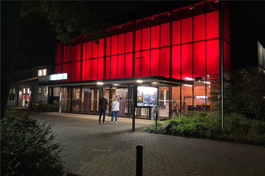 Wahl: Lünen bleibt rot, AfD stärker im Süden, Grüne punkten im Norden Das Kurhaus in Hamm leuchtet am Abend der Wahlparty rot. Passend zur Farbe des Wahlsiegers im Wahlkreis: der SPD.