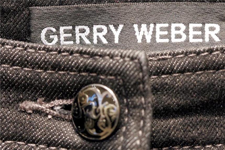 Das Label des Modeherstellers Gerry Weber in einer Hose. Foto: Bernd Thissen/Archiv