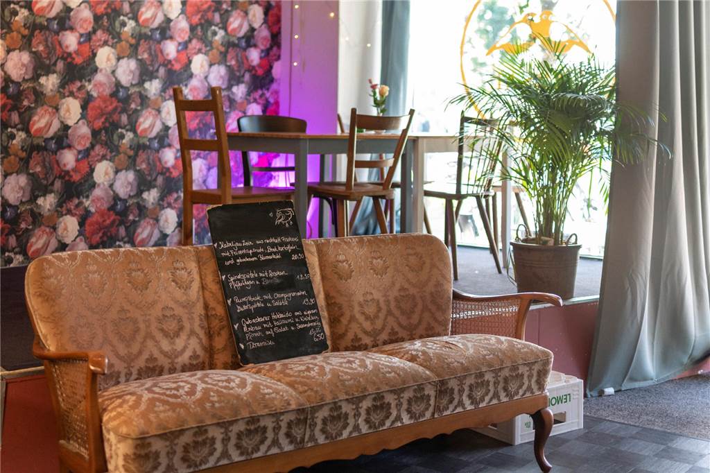 Das sind Dortmunds kreativste Restaurants: Bestenliste von Gastro-Magazin Eine Couch im schwäbischen Restaurant Labsal in Dortmund