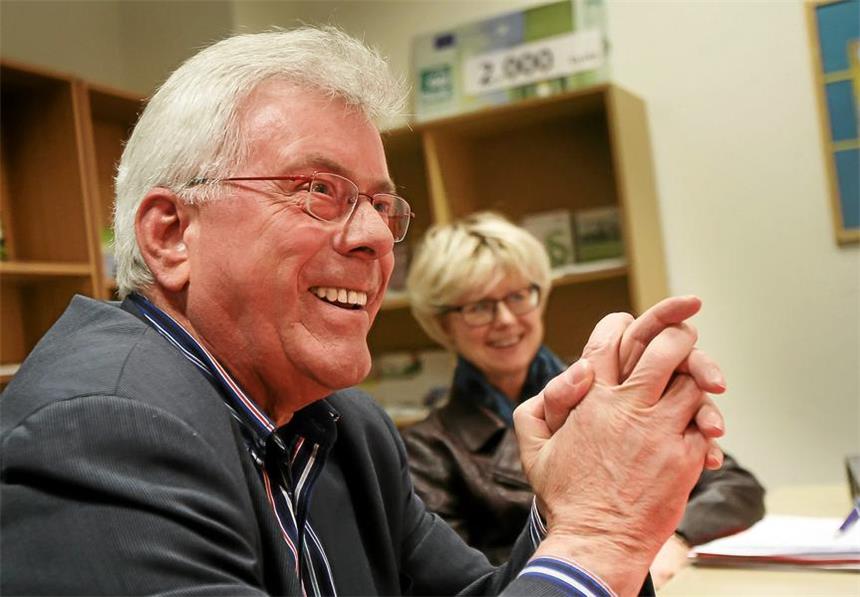 Arbeitslosenzentrum vor dem Aus gerettet Das Lachen bei Eberhard Weber ist Erleichterung darüber, das Arbeitslosenzentrum vor dem Aus gerettet zu haben. Jutta Reiter hat neuerdings den Vorsitz beim Trägerverein, dessen originäre Aufgaben die AWO übernommen hat.
