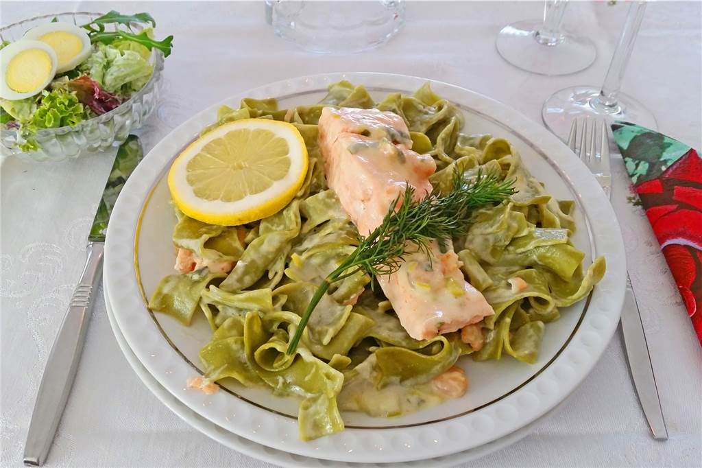 Gasthaus Schwering: Alte Traditionen und frische Ideen aus Dömern Das Lachsfilet auf grünen Bandnudeln in Lauch-Shrimp-Soße