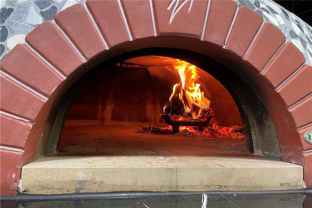 Blick in den Holzofen der neu eröffneten "Holzofen-Pizzeria" in der Provinzialstraße in Lütgendortmund.