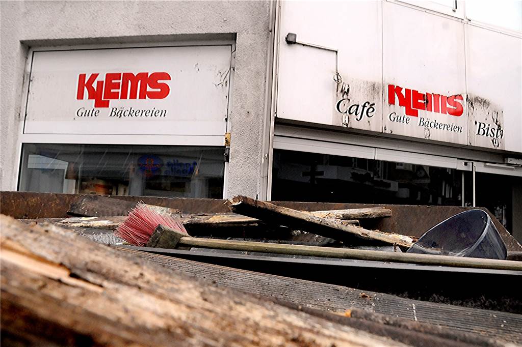 Kein Juwelier in alter Kamps-Filiale: Vermieter spricht Kündigung aus Das Ladenlokal schrieb Bäckerei-Geschichte: Als die Werbung der Kamps-Filiale Ende 2021 abmontiert wurde, kam dahinter der Schriftzug ihrer Vorgängerin, der Bäckerei Klems, kurzzeitig wieder ans Tageslicht.