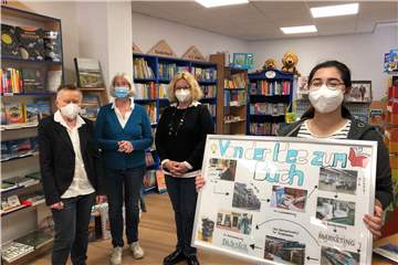 Das Lächeln ist unter den Masken zu erahnen: Christel Hinnemann (l.) und ihr Team sind mit dem Deutschen Buchhandlungspreis ausgezeichnet worden. Vor allem der kreative Umgang mit der Corona-Pandemie wurde gewürdigt. Zum Beispiel hat das Team bei Besuchen in Schulen den Weg „von der Idee zum Buch“ erklärt.
