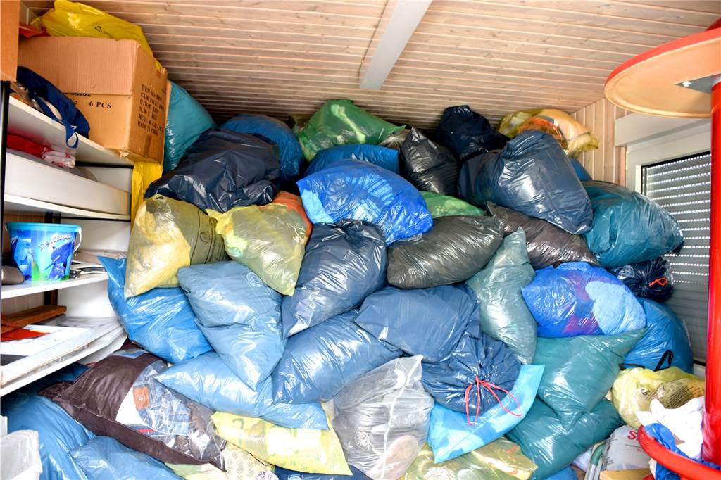 KAB Oeding schließt Altkleidercontainer wegen des Coronavirus Das Lager der KAB auf dem Parkplatz von Bruno Kleine in Oeding ist zum Bersten gefüllt. Franz-Josef Schulten schätzt, dass allein dort gerade fünf bis sechs Tonnen alte Kleider lagern.