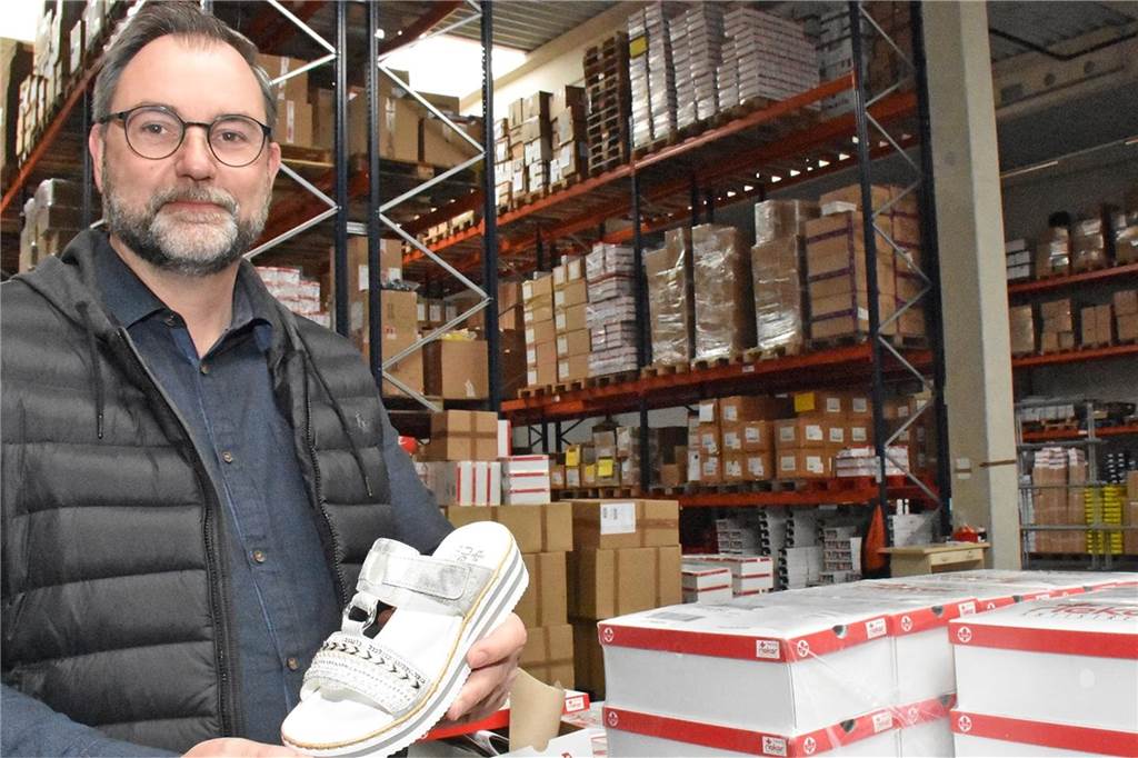 Corona-Liveblog: Mehr Infizierte, Inzidenz angestiegen, ein weiterer Todesfall Das Lager ist voll: Oliver Kramer, Geschäftsführer von Kramer Schuhe, sitzt derzeit auf über 100.000 Paaren. Nun hofft er auf langsame Öffnungen.