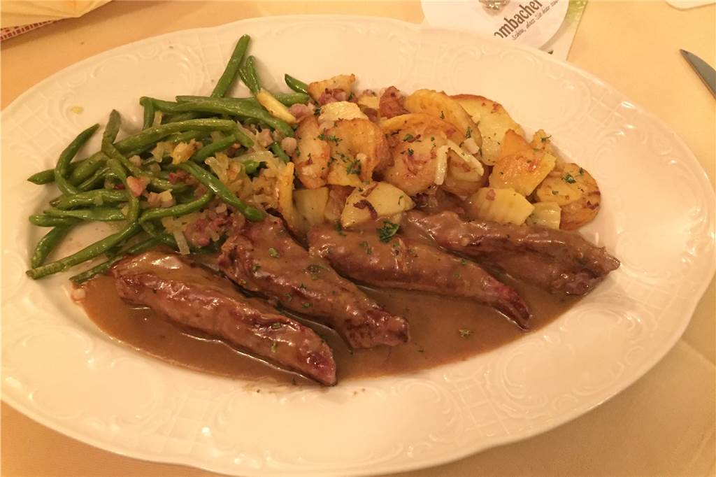 Zum Steverstrand in Olfen: Gemütliche Atmosphäre und tolle Fleischgerichte Das Lammfilet mit Pfeffersauce, Bratkartoffeln, grünen Bohnen und Speck ist sehr zu empfehlen. Das Fleisch ist sehr zart, die Sauce übertüncht den Geschmack nicht.