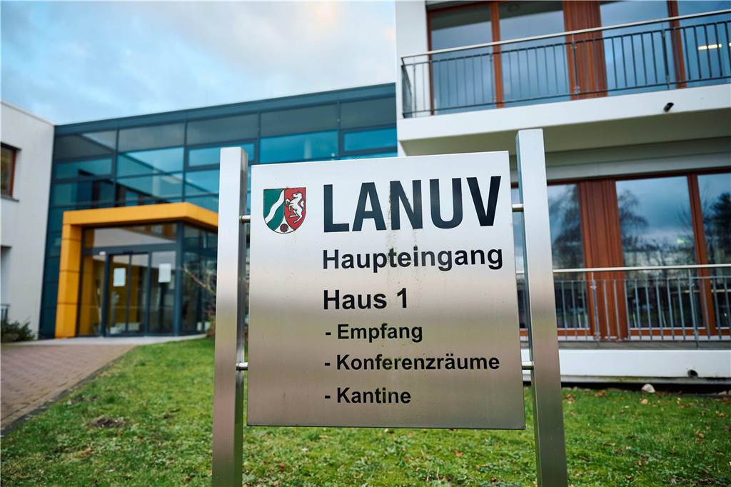Fischsterben in unserer Region: Experten zu Prozessen, Ursachen und Maßnahmen Ein Schild vor einem Gebäude.
