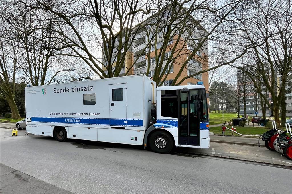 Das Landesamt für Natur, Umwelt und Verbraucherschutz in NRW war am Sonntag an der Ringofenstraße im Einsatz, um Proben zu nehmen.