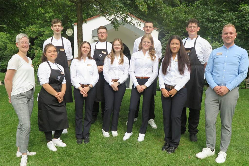 Carina Kleinsteinberg zählt zu den besten Koch-Absolventen im Bezirk Die neuen Auszubildenden haben ihre Ausbildung im Landhotel Voshövel im August begonnen: Shakhrizoda Bakhodirova, Lilian Mangelmann, Isa Ricker, Ina Terstegen, Mia Borchert (vorne, 2.-5. v.l.), Lennard Brendel, Maik Sosnowski, Jannis Geerts und Philipp Heitmann (hinten v.l.). Hier wurden sie von Restaurantleiterin Claudia Reichelt (l.) und von dem Direktionsassistenten Nils Floß (r.) begrüßt.