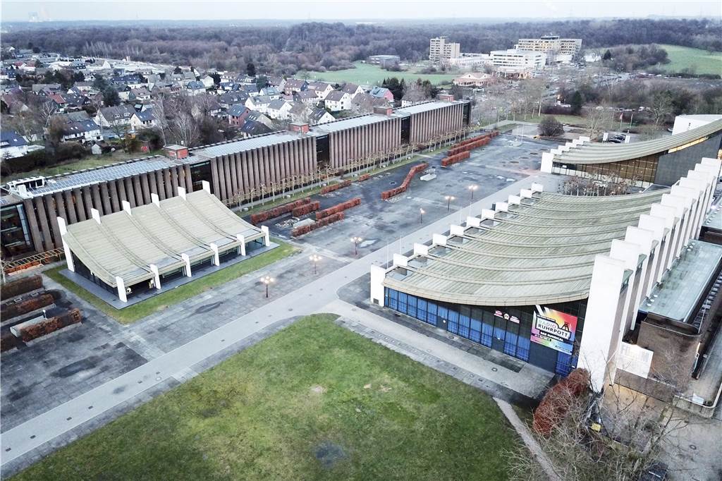 Schönstes Rathaus in NRW: Hier stimmt man für Castrop-Rauxels Architekten-Meisterwerk Das langgezogene Rathaus (links), der Ratssaal davor und gegenüber die Europahalle und die Stadthalle: Vor allem die Sprungschanzen sind besonders.