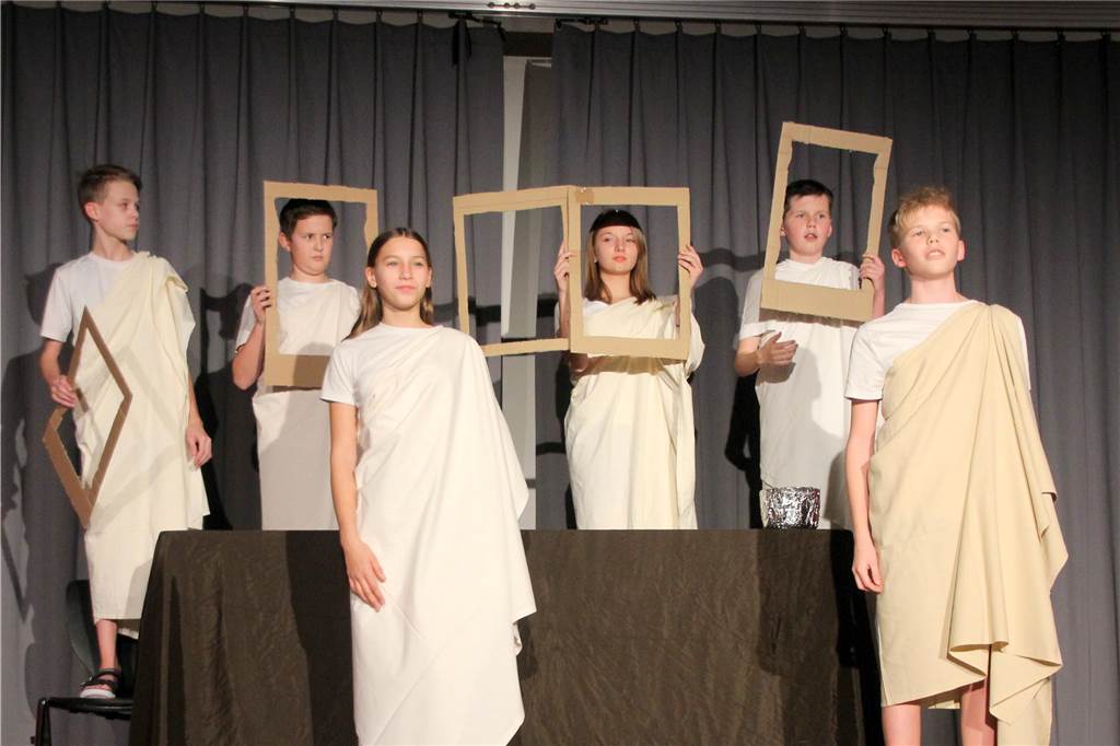 Das Latein-Theater „Spectacula Latina“ des Anne-Frank-Gymnasiums erlebte am 13. Und 15. Februar seine 15. Auflage. Rund 100 Schülerinnen und Schüler probten sich dabei vor vollem Haus als Jungschauspieler auf der Bühne in der Mensa.
