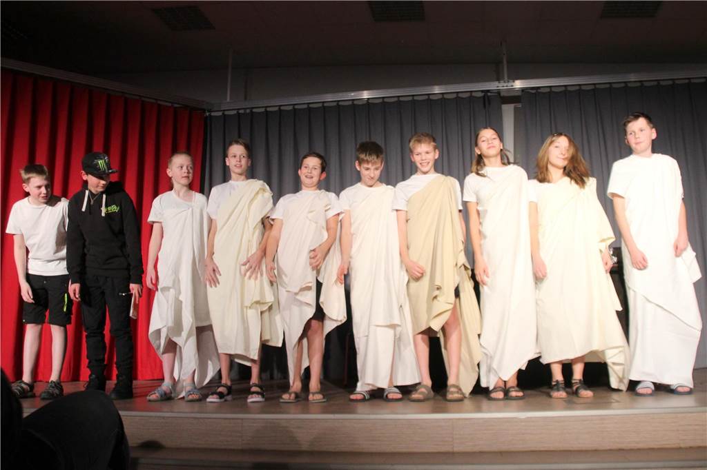 Das Latein-Theater „Spectacula Latina“ des Anne-Frank-Gymnasiums erlebte am 13. Und 15. Februar seine 15. Auflage. Rund 100 Schülerinnen und Schüler probten sich dabei vor vollem Haus als Jungschauspieler auf der Bühne in der Mensa.