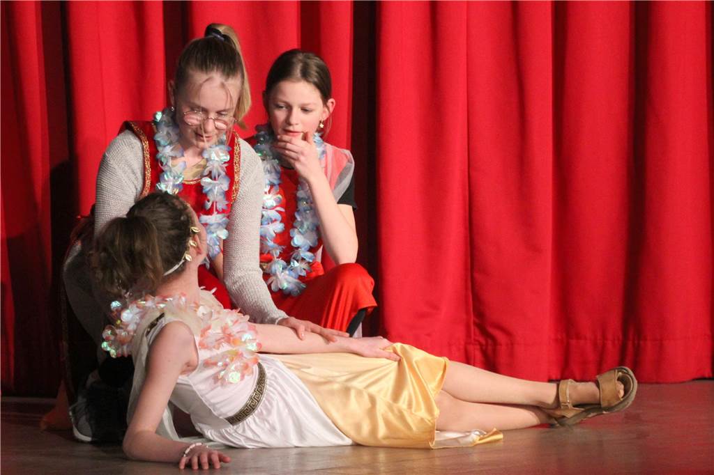 Das Latein-Theater „Spectacula Latina“ des Anne-Frank-Gymnasiums erlebte am 13. Und 15. Februar seine 15. Auflage. Rund 100 Schülerinnen und Schüler probten sich dabei vor vollem Haus als Jungschauspieler auf der Bühne in der Mensa.