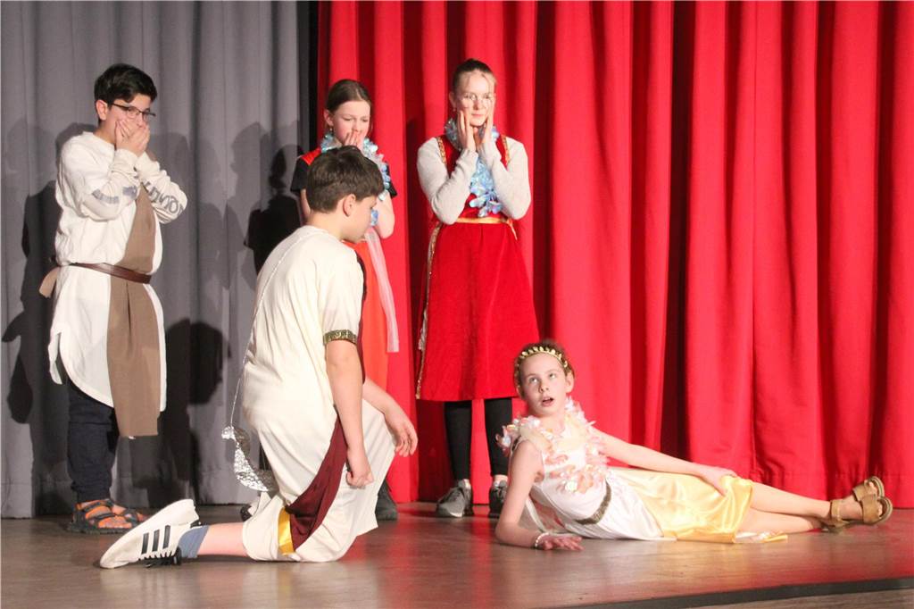 Das Latein-Theater „Spectacula Latina“ des Anne-Frank-Gymnasiums erlebte am 13. Und 15. Februar seine 15. Auflage. Rund 100 Schülerinnen und Schüler probten sich dabei vor vollem Haus als Jungschauspieler auf der Bühne in der Mensa.