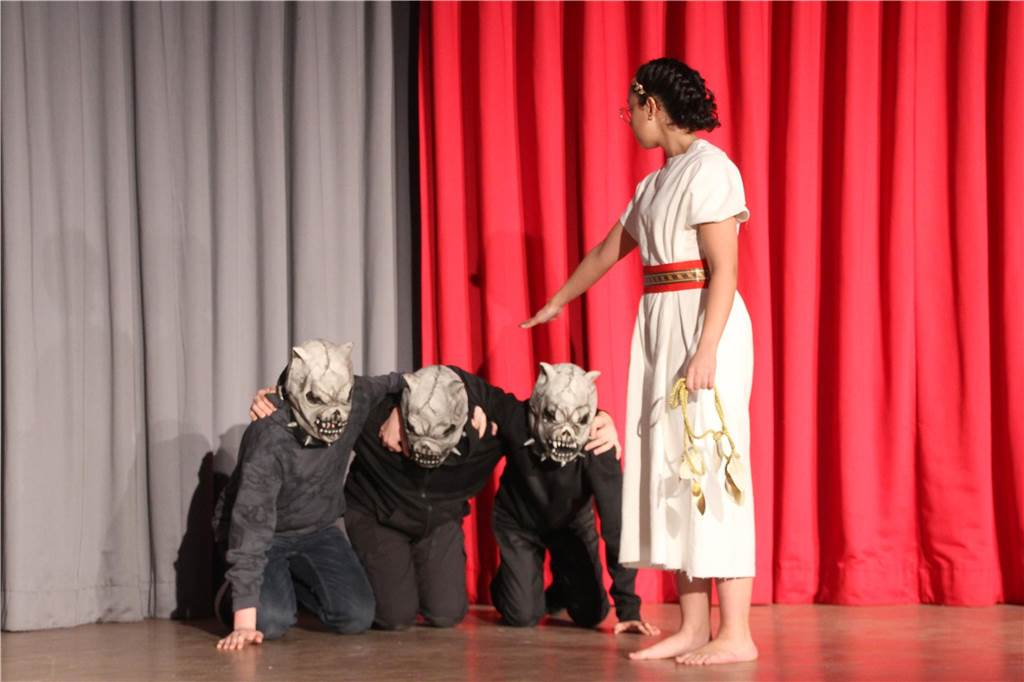 Das Latein-Theater „Spectacula Latina“ des Anne-Frank-Gymnasiums erlebte am 13. Und 15. Februar seine 15. Auflage. Rund 100 Schülerinnen und Schüler probten sich dabei vor vollem Haus als Jungschauspieler auf der Bühne in der Mensa.