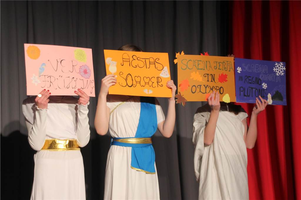 Das Latein-Theater „Spectacula Latina“ des Anne-Frank-Gymnasiums erlebte am 13. Und 15. Februar seine 15. Auflage. Rund 100 Schülerinnen und Schüler probten sich dabei vor vollem Haus als Jungschauspieler auf der Bühne in der Mensa.