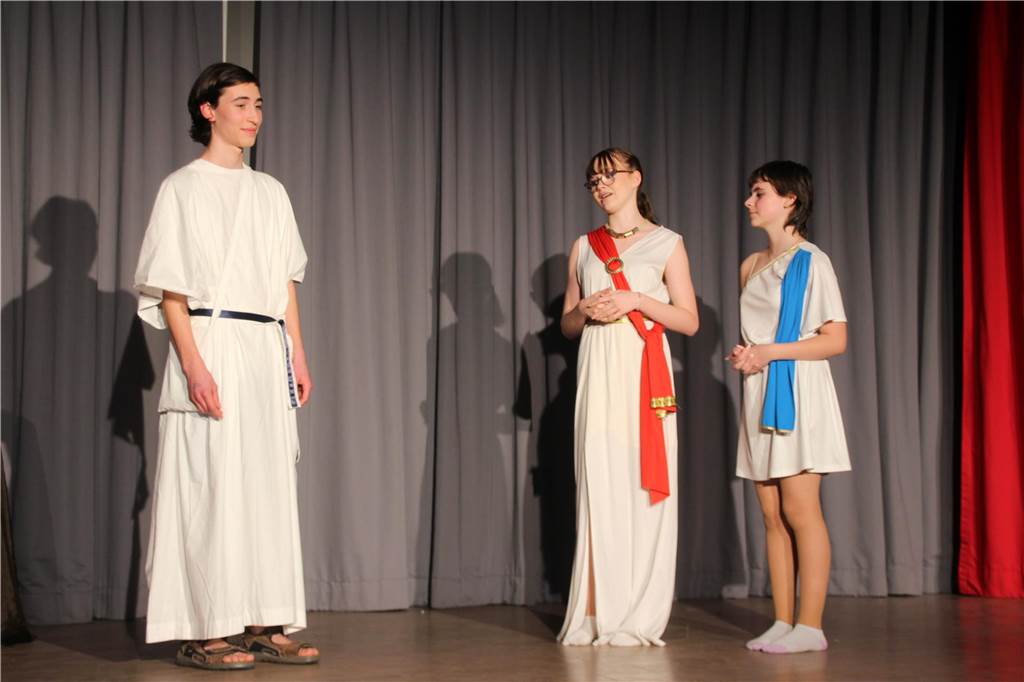 Das Latein-Theater „Spectacula Latina“ des Anne-Frank-Gymnasiums erlebte am 13. Und 15. Februar seine 15. Auflage. Rund 100 Schülerinnen und Schüler probten sich dabei vor vollem Haus als Jungschauspieler auf der Bühne in der Mensa.