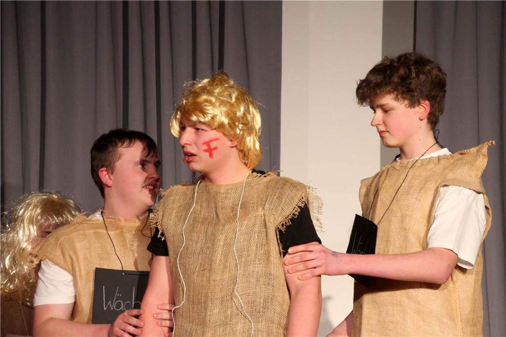 Das Latein-Theater „Spectacula Latina“ des Anne-Frank-Gymnasiums erlebte am 13. Und 15. Februar seine 15. Auflage. Rund 100 Schülerinnen und Schüler probten sich dabei vor vollem Haus als Jungschauspieler auf der Bühne in der Mensa.