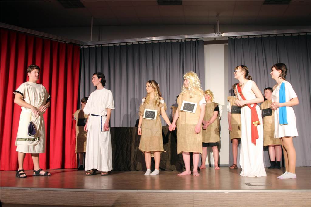 Das Latein-Theater „Spectacula Latina“ des Anne-Frank-Gymnasiums erlebte am 13. Und 15. Februar seine 15. Auflage. Rund 100 Schülerinnen und Schüler probten sich dabei vor vollem Haus als Jungschauspieler auf der Bühne in der Mensa.