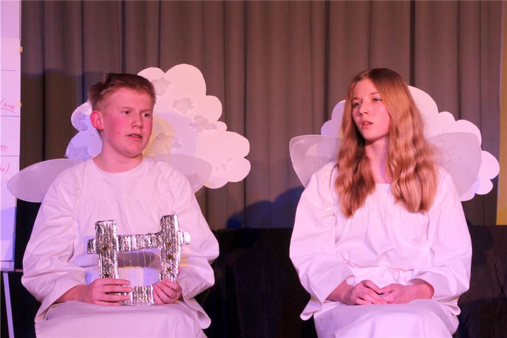 Das Latein-Theater „Spectacula Latina“ des Anne-Frank-Gymnasiums erlebte am 13. Und 15. Februar seine 15. Auflage. Rund 100 Schülerinnen und Schüler probten sich dabei vor vollem Haus als Jungschauspieler auf der Bühne in der Mensa.