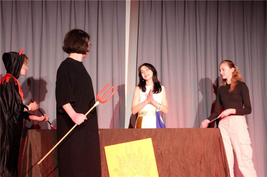 Das Latein-Theater „Spectacula Latina“ des Anne-Frank-Gymnasiums erlebte am 13. Und 15. Februar seine 15. Auflage. Rund 100 Schülerinnen und Schüler probten sich dabei vor vollem Haus als Jungschauspieler auf der Bühne in der Mensa.
