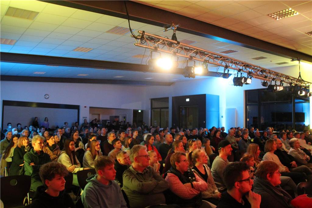 Das Latein-Theater „Spectacula Latina“ des Anne-Frank-Gymnasiums erlebte am 13. Und 15. Februar seine 15. Auflage. Rund 100 Schülerinnen und Schüler probten sich dabei vor vollem Haus als Jungschauspieler auf der Bühne in der Mensa.