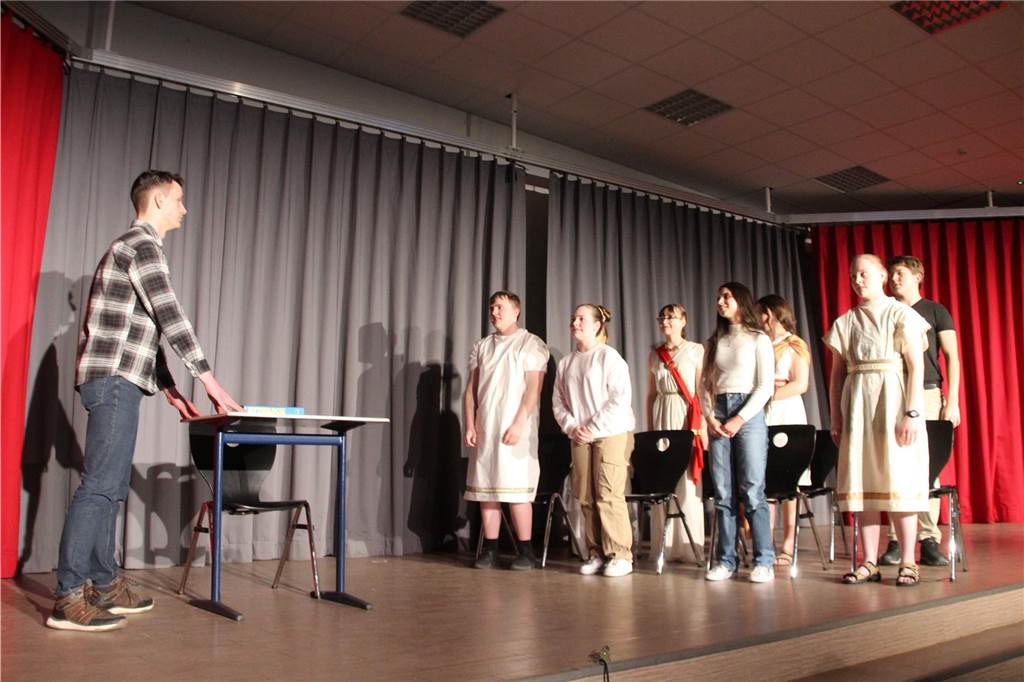Das Latein-Theater „Spectacula Latina“ des Anne-Frank-Gymnasiums erlebte am 13. Und 15. Februar seine 15. Auflage. Rund 100 Schülerinnen und Schüler probten sich dabei vor vollem Haus als Jungschauspieler auf der Bühne in der Mensa.