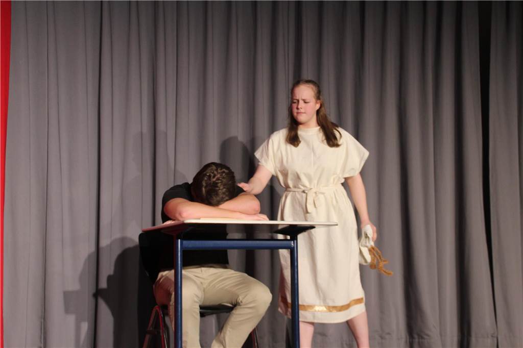 Das Latein-Theater „Spectacula Latina“ des Anne-Frank-Gymnasiums erlebte am 13. Und 15. Februar seine 15. Auflage. Rund 100 Schülerinnen und Schüler probten sich dabei vor vollem Haus als Jungschauspieler auf der Bühne in der Mensa.