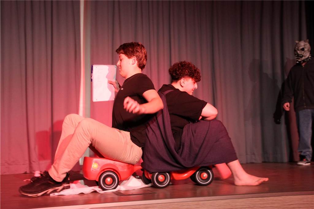 Das Latein-Theater „Spectacula Latina“ des Anne-Frank-Gymnasiums erlebte am 13. Und 15. Februar seine 15. Auflage. Rund 100 Schülerinnen und Schüler probten sich dabei vor vollem Haus als Jungschauspieler auf der Bühne in der Mensa.