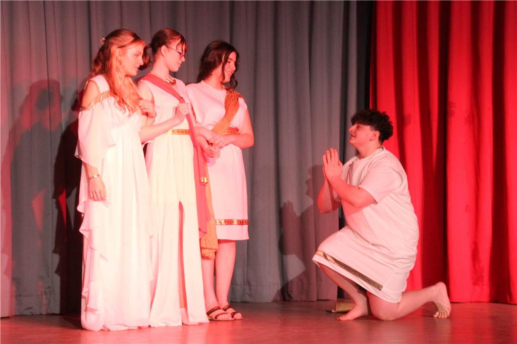Das Latein-Theater „Spectacula Latina“ des Anne-Frank-Gymnasiums erlebte am 13. Und 15. Februar seine 15. Auflage. Rund 100 Schülerinnen und Schüler probten sich dabei vor vollem Haus als Jungschauspieler auf der Bühne in der Mensa.