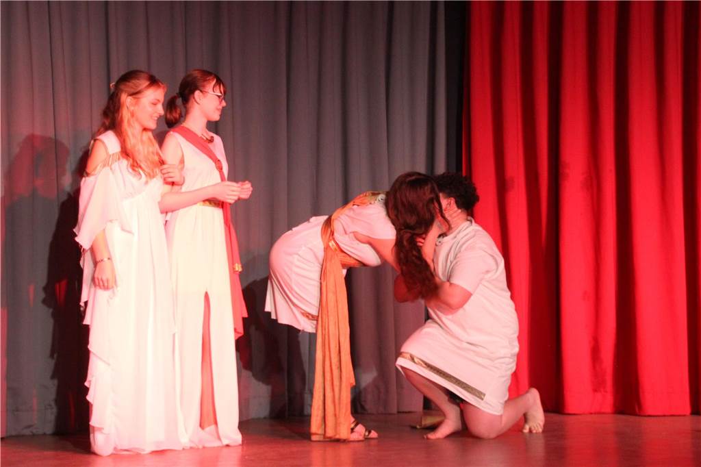 Das Latein-Theater „Spectacula Latina“ des Anne-Frank-Gymnasiums erlebte am 13. Und 15. Februar seine 15. Auflage. Rund 100 Schülerinnen und Schüler probten sich dabei vor vollem Haus als Jungschauspieler auf der Bühne in der Mensa.