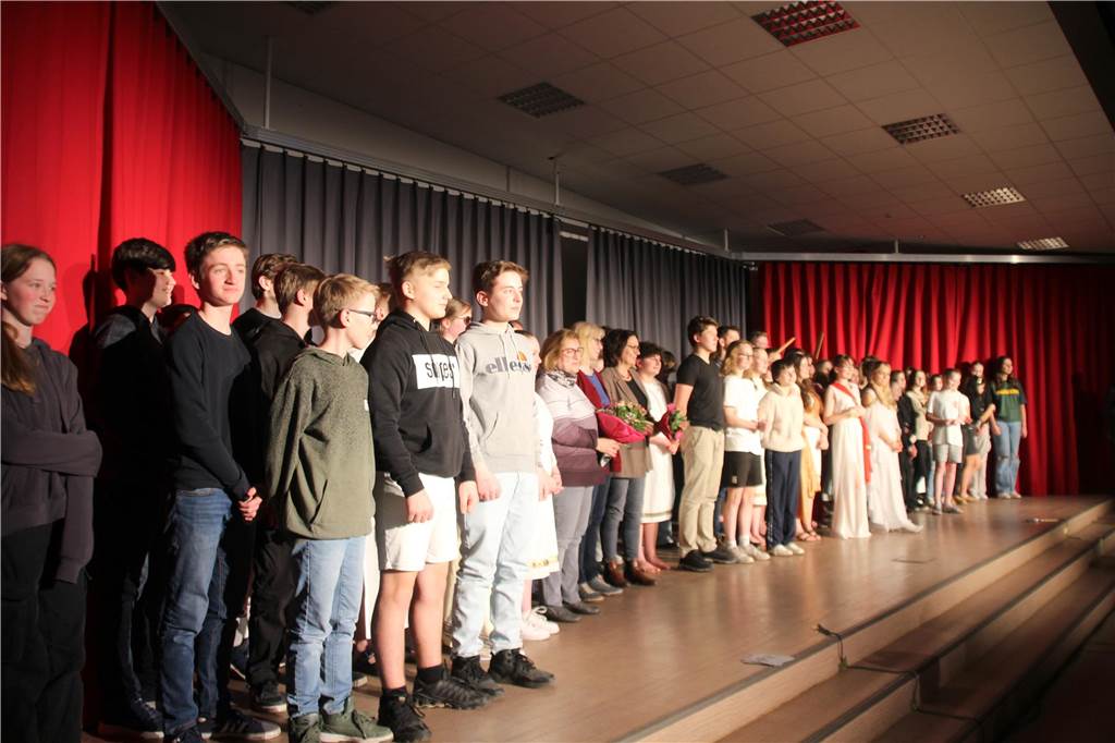 Das Latein-Theater „Spectacula Latina“ des Anne-Frank-Gymnasiums erlebte am 13. Und 15. Februar seine 15. Auflage. Rund 100 Schülerinnen und Schüler probten sich dabei vor vollem Haus als Jungschauspieler auf der Bühne in der Mensa.