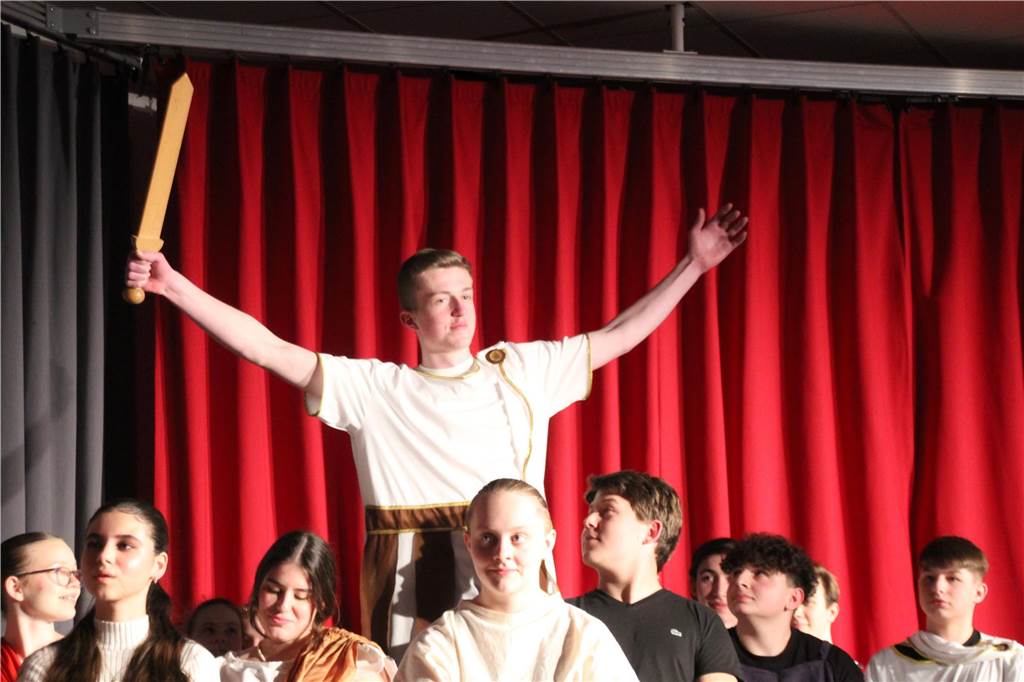 Das Latein-Theater „Spectacula Latina“ des Anne-Frank-Gymnasiums erlebte am 13. Und 15. Februar seine 15. Auflage. Rund 100 Schülerinnen und Schüler probten sich dabei vor vollem Haus als Jungschauspieler auf der Bühne in der Mensa.