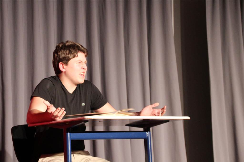 Das Latein-Theater „Spectacula Latina“ des Anne-Frank-Gymnasiums erlebte am 13. Und 15. Februar seine 15. Auflage. Rund 100 Schülerinnen und Schüler probten sich dabei vor vollem Haus als Jungschauspieler auf der Bühne in der Mensa.