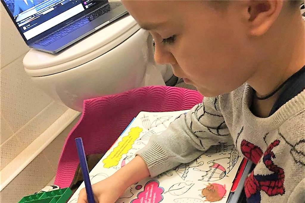 Verzweifelte Alla aus Kiew: „Mein Enkelkind schläft in der Badewanne“ Das Leben von Allas Enkel und seinen Eltern in Kiew spielt sich im fensterlosen Badezimmer ab. Hier spielt der Kleine, hier wird sich mit Hilfe eines Laptops über die aktuelle Lage informiert.