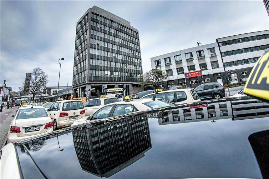 DB-Hochhaus fällt für neues Hotel Das leer stehende Verwaltungsgebäude der Deutschen Bahn am Hauptbahnhof wird abgerissen, um für einen Hotelneubau Platz zu machen.