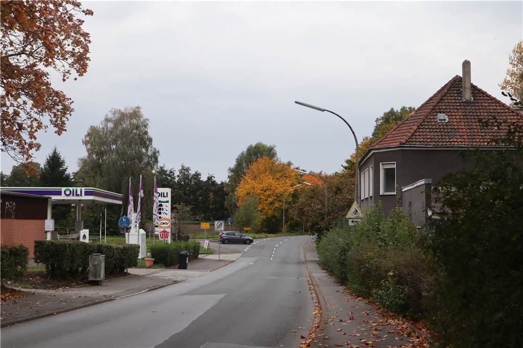 Traum der Jugendhilfe am Rande der Großstadt ist geplatzt Das leerstehende ehemalige Schwesternheim an der Lanstroper Straße befindet sich gegenüber der Tankstelle an der Einmündung der Kurler Straße.