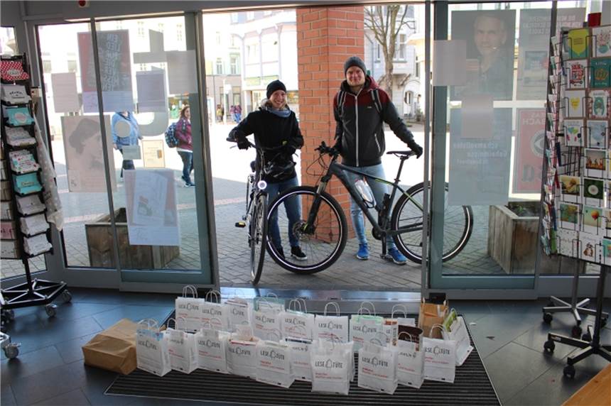 Stammkunden unterstützen Lieferdienst der Hörder Buchhandlung transfer Das Lehrer-Paar Lena und Peter Ehlen unterstützt den Lieferservice der Buchhandlung „transfer. bücher und medien“ ehrenamtlich.