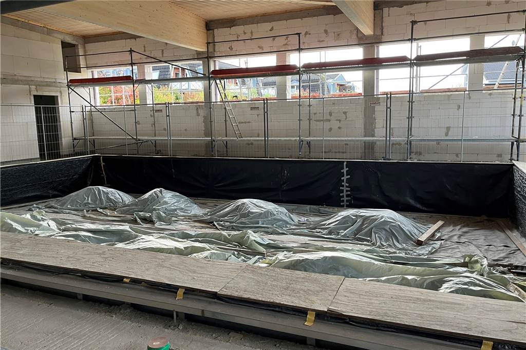 Investition in die Zukunft: Richtfest für Hallenbad-Erweiterung Das Lehrschwimmbecken im Hallenbad Schermbeck nimmt Gestalt an.