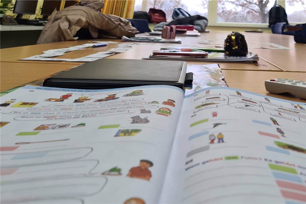 Ukrainerin Alla Rozhko betreut Flüchtlingskinder an der Kreuzschule Das Lernmaterial (DAF=Deutsch als Fremdsprache) hat die Schule extra für den Kurs organisiert.