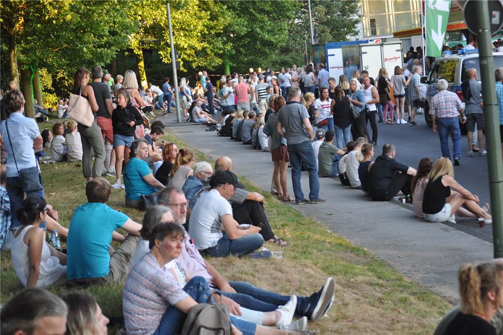 Mehrere Top-Acts haben sich zum Brunnenfest in Lünen angekündigt Das letzte Brunnenfest war ein voller Erfolg. Sitzplätze gab es beim Brunnenfest in 2018 nur noch am Lippedeich und am Straßenrand.