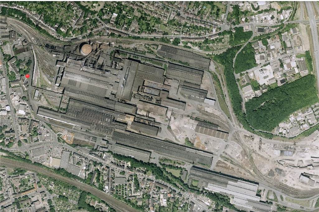 Das letzte Luftbild aus der RVR-Sammlung, das noch Aufbauten auf dem Gelände von Phoenix-Ost zeigt. Es datiert zwischen 1998 und 2003. Am 28. April 2001 war die letzte Stahlschmelze in Hörde abgegossen worden: das Ende einer Ära, in der einige hundert Millionen Tonnen Rohstahlerzeugt worden waren. Beim Hochofenwerk Phoenix-West war schon im Oktober 1998 Schluss.