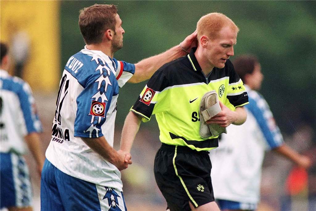 BVB-Stratege Sammer: „Vielleicht bin ich manchmal übers Ziel hinausgeschossen“ Das letzte Pflichtspiel seine Karriere absolvierte Matthias Sammer (r.) am 4. Oktober 1997 gegen Arminia Bielefeld. Nach einer Knie-Operation kämpfte der BVB-Spieler zweieinhalb Jahre um sein Comeback - vergeblich.