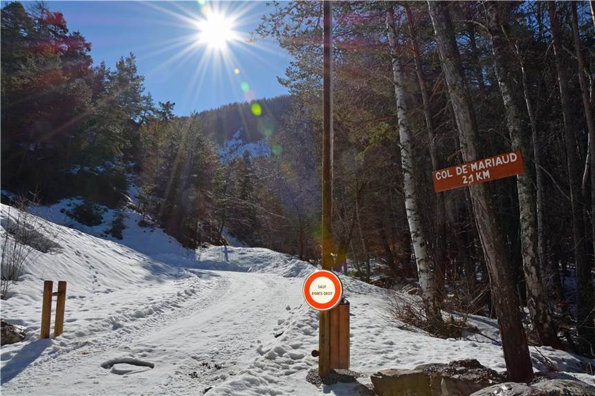 Das letzte Stück des Aufstiegs zur Plattform gegenüber der Absturzstelle am Col de Mariaud muss zu Fuß zurückgelegt werden. Beim Besuch Mitte März 2018 war der Weg so verschneit, dass das Auto nicht einmal bis zum Parkplatz kam.