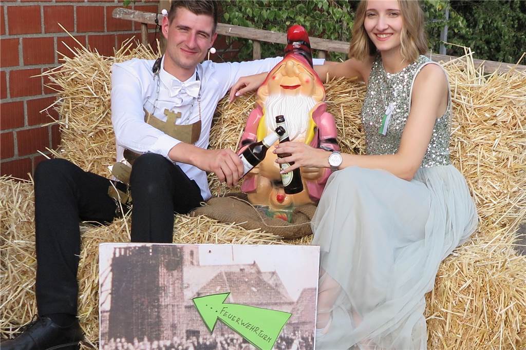Fähnchenschützengilde krönte Jan Bienbeck zum neuen König Das letztjährige Königspaar, Max Bienbeck und Linda Deppe, gesellte sich am Samstagnachmittag zum heiligen Suppsack.