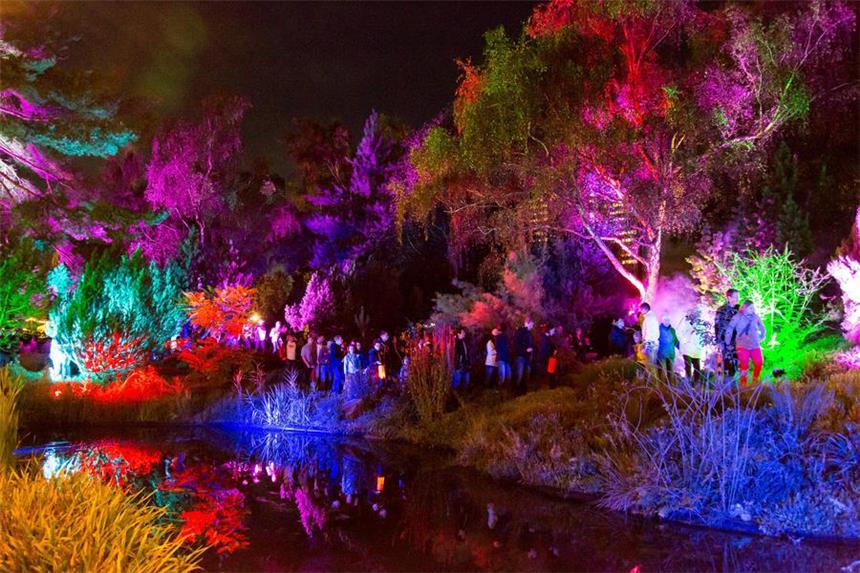 70.000 Kerzen und Lampions erleuchten den Westfalenpark Das Lichterfest im Westfalenpark 2014.