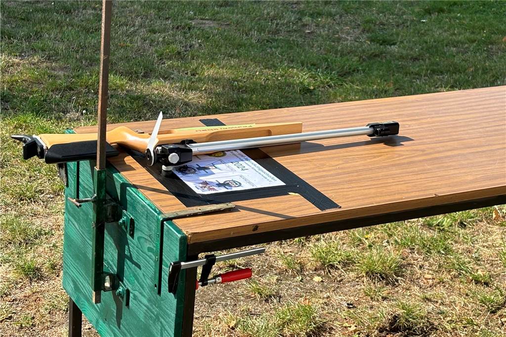 Das Lichtpunktgewehr für das Kinderkönigsschießen liegt bereit.